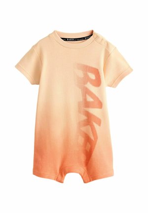 Pfirsichfarbener Baby-Strampler mit Kurzarm und Ombre-Effekt, mit vertikal gedrucktem "BAKER" Schriftzug und Druckknöpfen an einer Schulter.