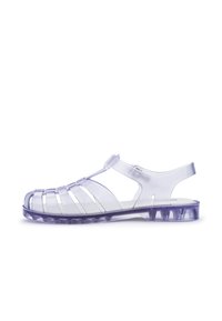 Sandalia de gel transparente con acentos morados, diseño de punta abierta y suela acolchada. Presenta varias correas estrechas a lo largo del pie.
