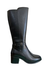 Stivale nero in pelle fino al ginocchio con punta arrotondata, tacco basso impilato e una fascia decorativa con una fibbia argentata. Texture liscia e linee pulite.