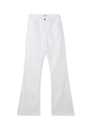 Jeans flair bianchi realizzati in cotone misto, con chiusura a bottoni, passanti per cintura e tasche anteriori. Texture liscia con minimalismi negli accessori hardware.