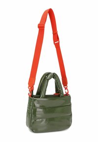 Bolso de mano de charol verde con superficie texturizada, dos asas superiores y una correa naranja para llevar al hombro desmontable. Cierre de cremallera y forro interior.