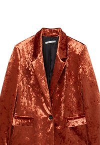 Blazer in velluto arancione scuro con una texture liscia, rever a scollo, due tasche frontali e chiusura con un solo bottone. Interno foderato.