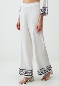WIDE LEG HIGH WAIST PATTERNED - Stoffhose - white