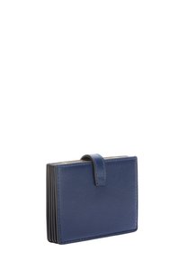 Portafoglio in pelle blu navy compatto con più sezioni a fisarmonica e una chiusura a scatto.