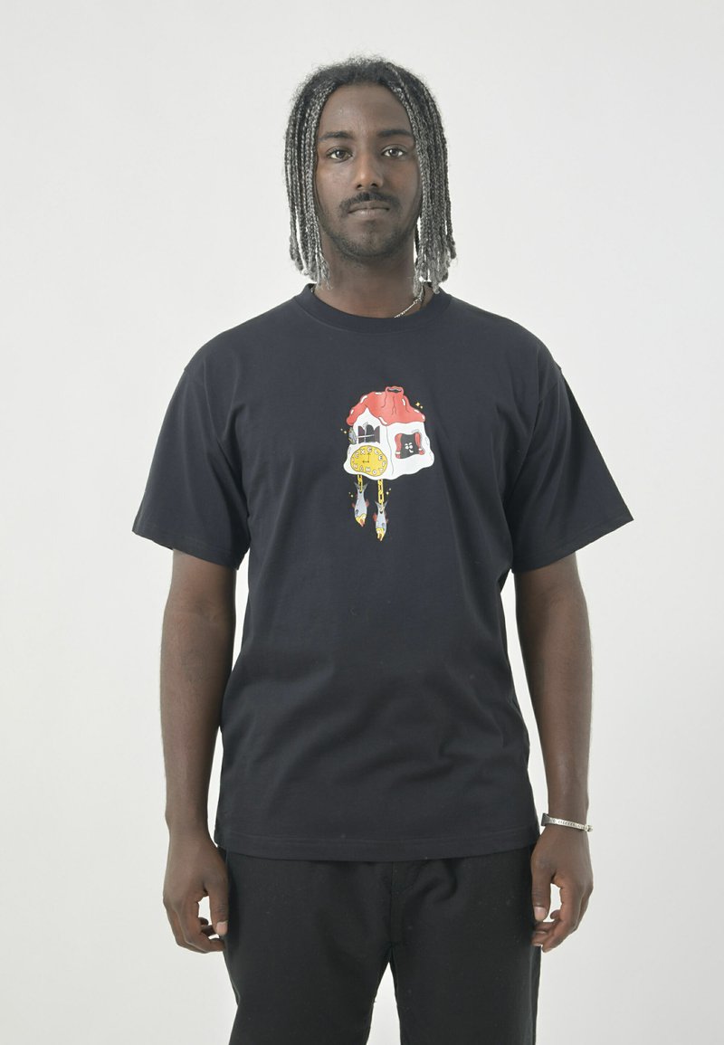 Schwarzes Baumwoll-T-Shirt mit einem bunten Grafikdesign, das ein Haus- und Uhrenmotiv auf der Vorderseite zeigt. Kurze Ärmel und lockere Passform.