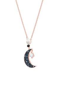 Collar de oro rosa con un colgante de luna creciente adornado con cristales azules y negros, una perla y un charm triangular transparente.