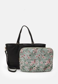 Bolso tote negro con doble asa y forma rectangular, acompañado de un estuche verde con un patrón floral que cuenta con cierre de cremallera.
