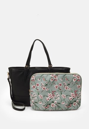 Bolso tote negro con doble asa y forma rectangular, acompañado de un estuche verde con un patrón floral que cuenta con cierre de cremallera.