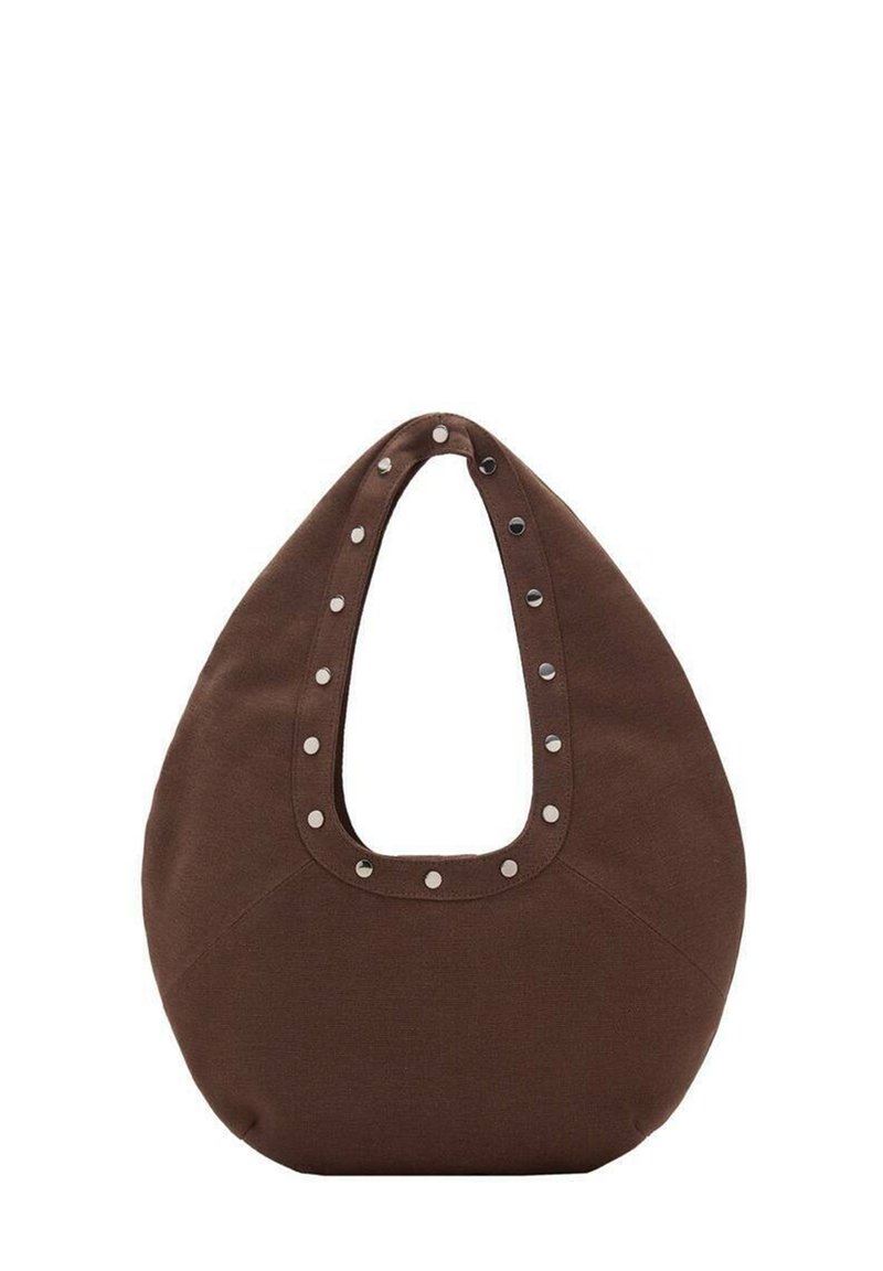 Geantă tote marron cu o formă curbată, având un mâner mare decupat decorat cu nituri argintii de-a lungul marginii. Fabricată dintr-un material moale.