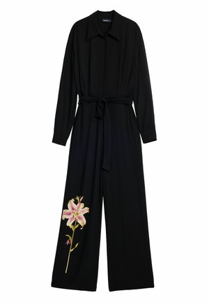 Svart långärmad jumpsuit med krage, bältad midja och ett stort rosa blommönster på vänster ben. Mjuk tyg och vida byxben.