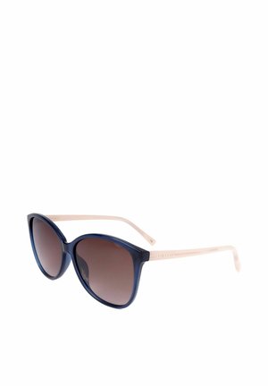 Occhiali da sole a goccia con montatura blu scuro e aste beige chiaro, con lenti marroni sfumate.