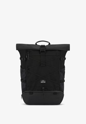 Sort rulle-top rygsæk med struktureret stof, justerbare side stropper, front bungee-snor og et lille logo-label i bunden af fronten.