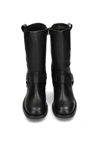 Botas de cuero negro hasta la rodilla con una textura suave, que presentan un cierre lateral con cremallera, acentos de hebilla y una puntera redondeada.