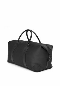 Duża czarna torba podróżna z dwoma uchwytami i zamknięciem na zamek błyskawiczny, przedstawiona pod kątem na białym tle.