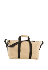 Borsa da viaggio impermeabile beige con cinghie in tessuto nero, due manici corti e tracolla regolabile. Texture liscia con chiusura a zip.