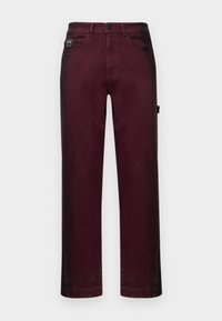 Pantalons en denim bordeaux avec une coupe droite, cinq poches, fermeture à bouton métallique et passants de ceinture pour un ajustement personnalisé.