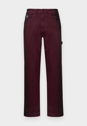 Bordeaux denimbroek met een rechte pasvorm, vijf zakken, metalen knoopsluiting en riemlussen voor verstelbare maat.