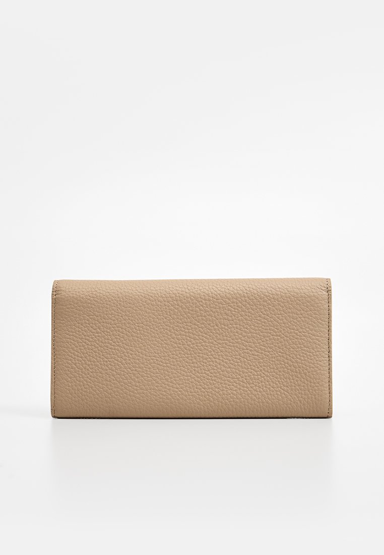 Beige Lederbörse mit einer glatten, strukturierten Außenseite. Rechteckige Form, mit genähten Kanten und einem einfachen, minimalistischen Design.