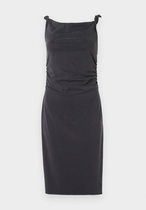 Robe noire sans manches en tissu doux. Comprend un design froncé sur les côtés et des bretelles nouées aux épaules. Coupe à hauteur du genou.