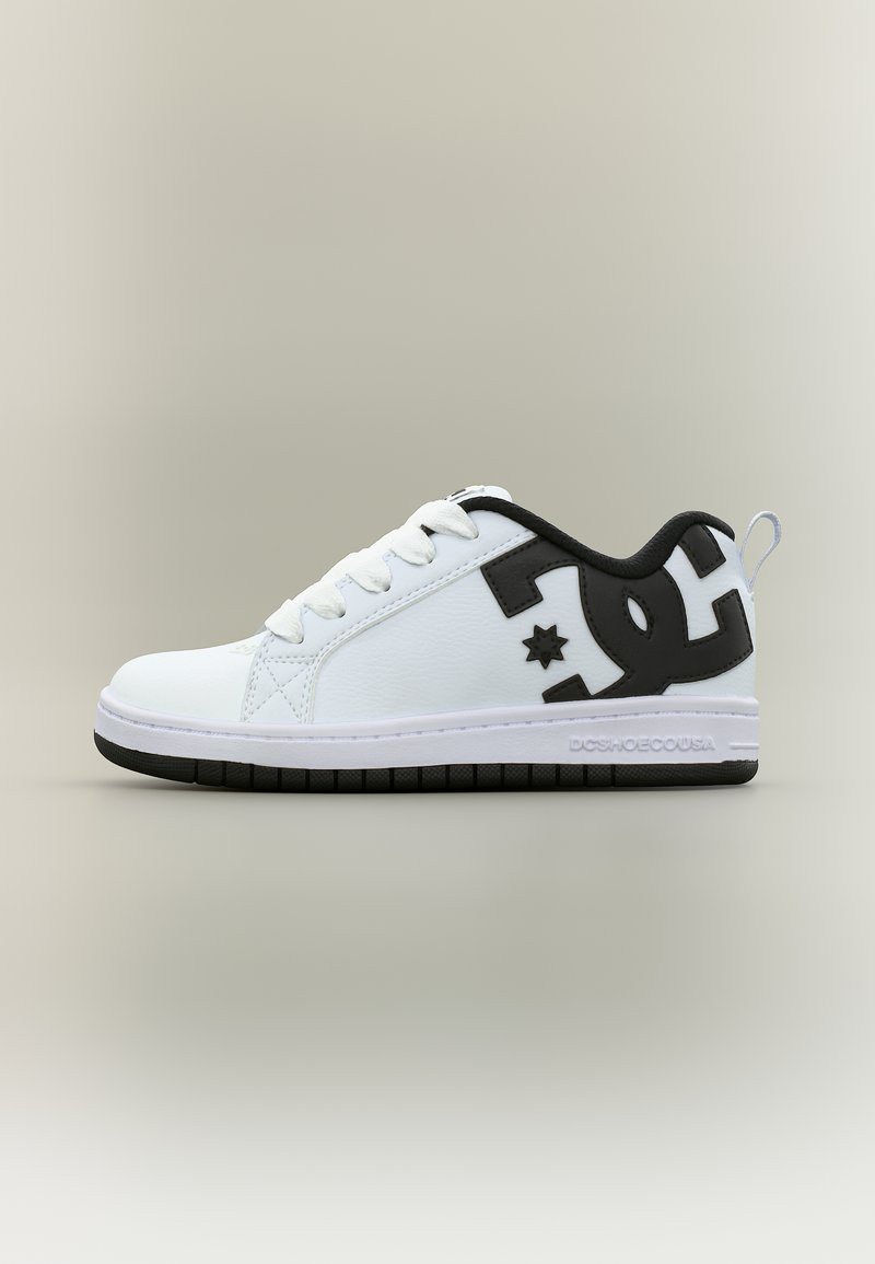 Sneakers basse bianche e nere con lacci e un audace logo nero sul lato, con suola nera testurizzata e linguetta sul tallone.