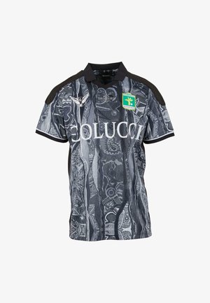 Futbalový dres s čiernym a šedým vzorom, čiernym golierom, textom "COLUCCI", emblémom klubu a logami sponzorov na prednej strane.