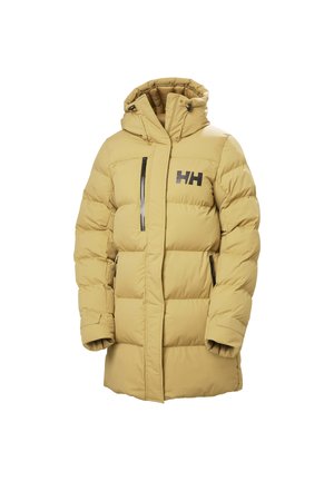 Beige gewatteerde jas met capuchon, ritsopening aan de voorkant, logo op de borst, twee met rits afgesloten zijzakken en een gewatteerde textuur voor isolatie.