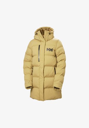 Béžová péřovka s kapucí, zipem vpředu, logem na prsou, dvěma zipovými bočními kapsami a prošívanou texturou pro izolaci.