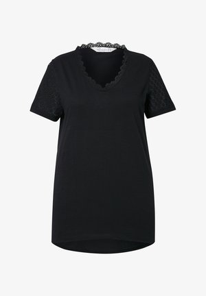 Černé tričko s výstřihem do V, ozdobené krajkovým lemem kolem výstřihu a krátkými rukávy s krajkovými detaily. Měkká tkanina, volný střih, zakulacený lem.