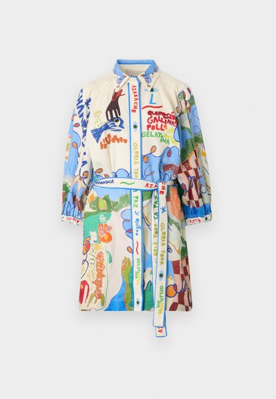 Spalvinga, per didįjį dydį sukurtas marškinėlių suknelė, dekoruota žaismingais piešiniais mėlyna, žalia, oranžine ir raudona spalvomis. Savybė - mygtukų užsegimas priekyje ir dirželis liemens vietoje.