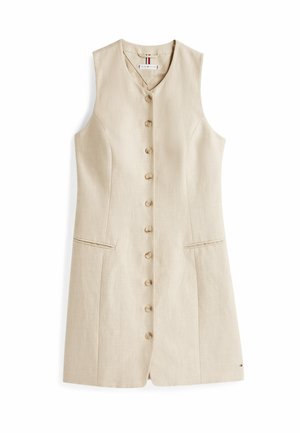 Ärmelloses beigefarbenes Kleid mit Knopfleiste, V-Ausschnitt, Vorderentaschen und taillierten Nähten, flach auf weißem Hintergrund liegend dargestellt.