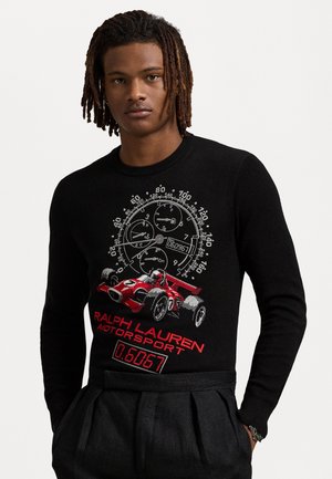 Zwarte gebreide trui met een rode raceauto en snelheidsmeter grafiek, met de tekst "RALPH LAUREN MOTORSPORT" in het rood. Klassieke pasvorm met geribde halslijn.