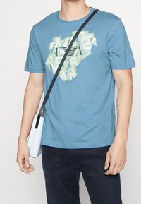 Emporio Armani Triko s potiskem - blue