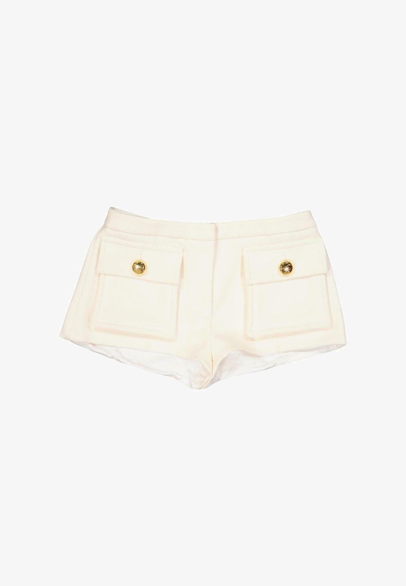 Shorts pour femmes couleur crème avec deux poches avant à rabat, chacune fermée par un bouton doré unique.