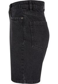 Mustat denim-shortsit suoran leikkauksen kanssa, joissa on neljä taskua, huomaamaton ompelu ja osittain ommeltu helma. Materiaalissa on sileä pintatextuuri.