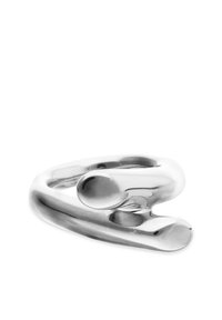 Anillo abierto de plata con un diseño suave y curvado, con dos extremos redondeados que se superponen en un estilo abstracto.