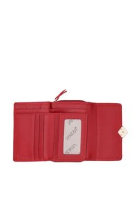 Rode leren portemonnee met meerdere kaartsleuven, een doorzichtige ID-vak en een vak met rits. Textuurafwerking met gouden hardwareaccenten.