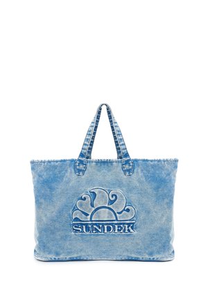 Borsa tote in denim blu chiaro con logo SUNDEK stampato in rilievo e due manici robusti. Presenta una forma rettangolare e accenti di cuciture classiche.