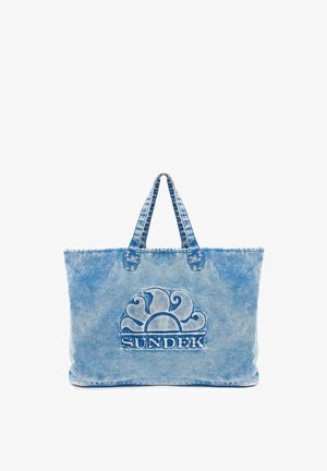Borsa tote in denim blu chiaro con logo SUNDEK stampato in rilievo e due manici robusti. Presenta una forma rettangolare e accenti di cuciture classiche.