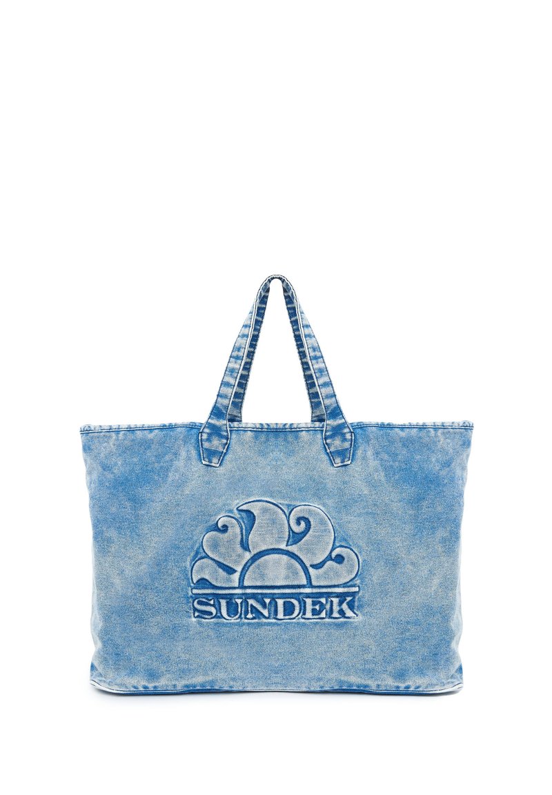Borsa tote in denim blu chiaro con logo SUNDEK stampato in rilievo e due manici robusti. Presenta una forma rettangolare e accenti di cuciture classiche.