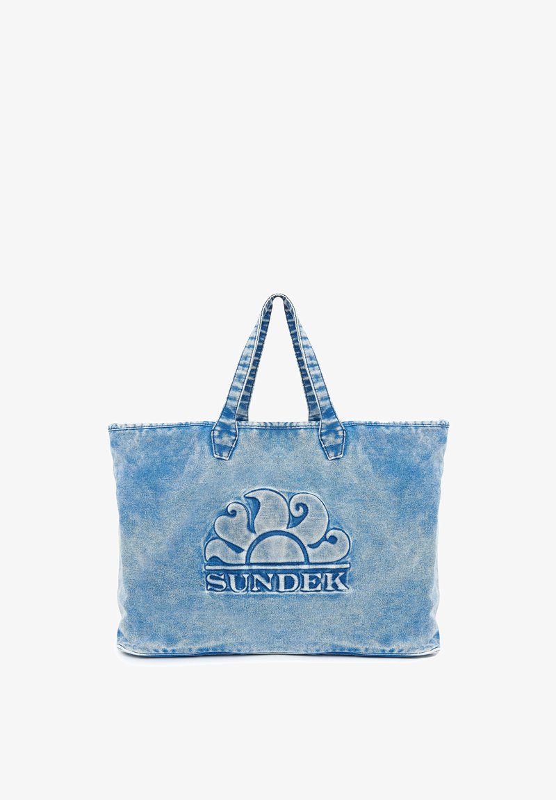 Borsa tote in denim blu chiaro con logo SUNDEK stampato in rilievo e due manici robusti. Presenta una forma rettangolare e accenti di cuciture classiche.
