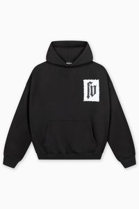 Sudadera negra con capucha y bolsillo delantero. Presenta un diseño gráfico blanco en el pecho, confeccionada con un tejido suave y texturizado. Corte holgado.