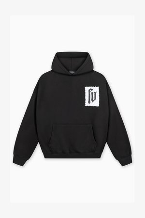 Sudadera negra con capucha y bolsillo delantero. Presenta un diseño gráfico blanco en el pecho, confeccionada con un tejido suave y texturizado. Corte holgado.