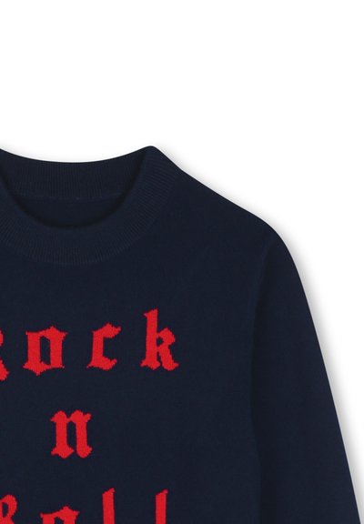 Pull bleu marine avec texte rouge de style gothique lisant "Rock n Roll", partiellement visible sur le devant. Encolure côtelée.