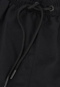 Schwarze Shorts mit einem verstellbaren Gummibund, gefertigt aus einem glatten, leichten Stoff. Die Kordel hat schwarze Kunststoffenden. Einfaches Design ohne Muster.