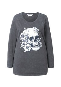 Camisa de manga larga de color gris oscuro con cuello redondo. Presenta un gráfico de calavera blanca rodeado de delicados diseños florales en tonos claros. Textura suave.