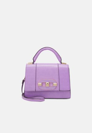 Sac à main en cuir violet avec poignée supérieure, fermoir doré et bandoulière amovible sur un fond clair uni.