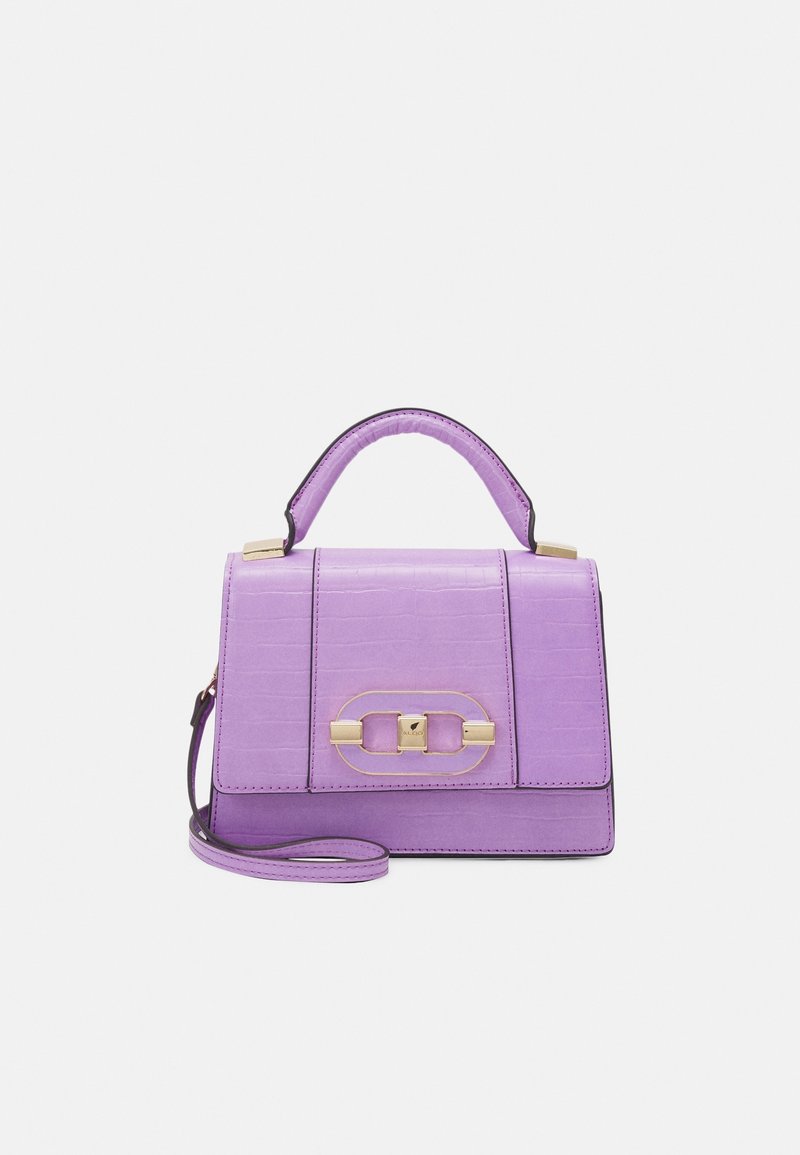 Sac à main en cuir violet avec poignée supérieure, fermoir doré et bandoulière amovible sur un fond clair uni.