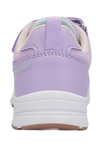 Lavendelfarbener Sportschuh mit weißer Sohle, mintgrünem Innenfutter, Mesh-Gewebe, Zuglasche hinten und "NITRO"-Markierung an der Ferse.