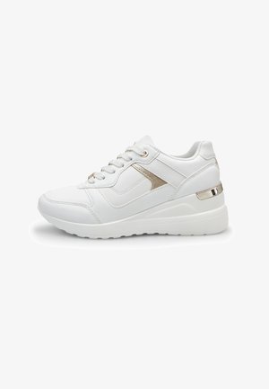Sneaker bianca in pelle liscia, dettagli in oro metallico, inserti in tessuto strutturato e suola imbottita per maggiore altezza e comfort.