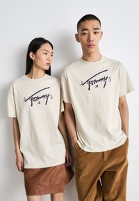 Tommy Jeans SIGNATURE TWIST TEE UNISEX - Camiseta estampada - newsprint